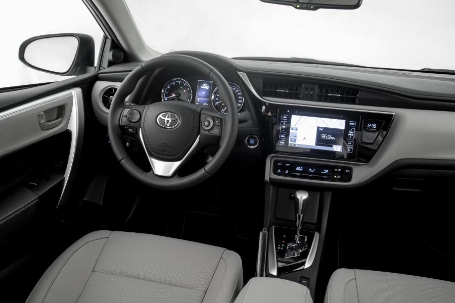 Интерьер Toyota Corolla XEi 2017 года  (LA) (фото 8 из 23)